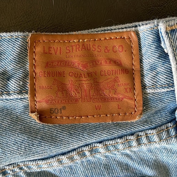 Levi’s 501 Light Wash Denim Shorts Like New Button Closure Distressed Size 32 - Picture 4 of 7